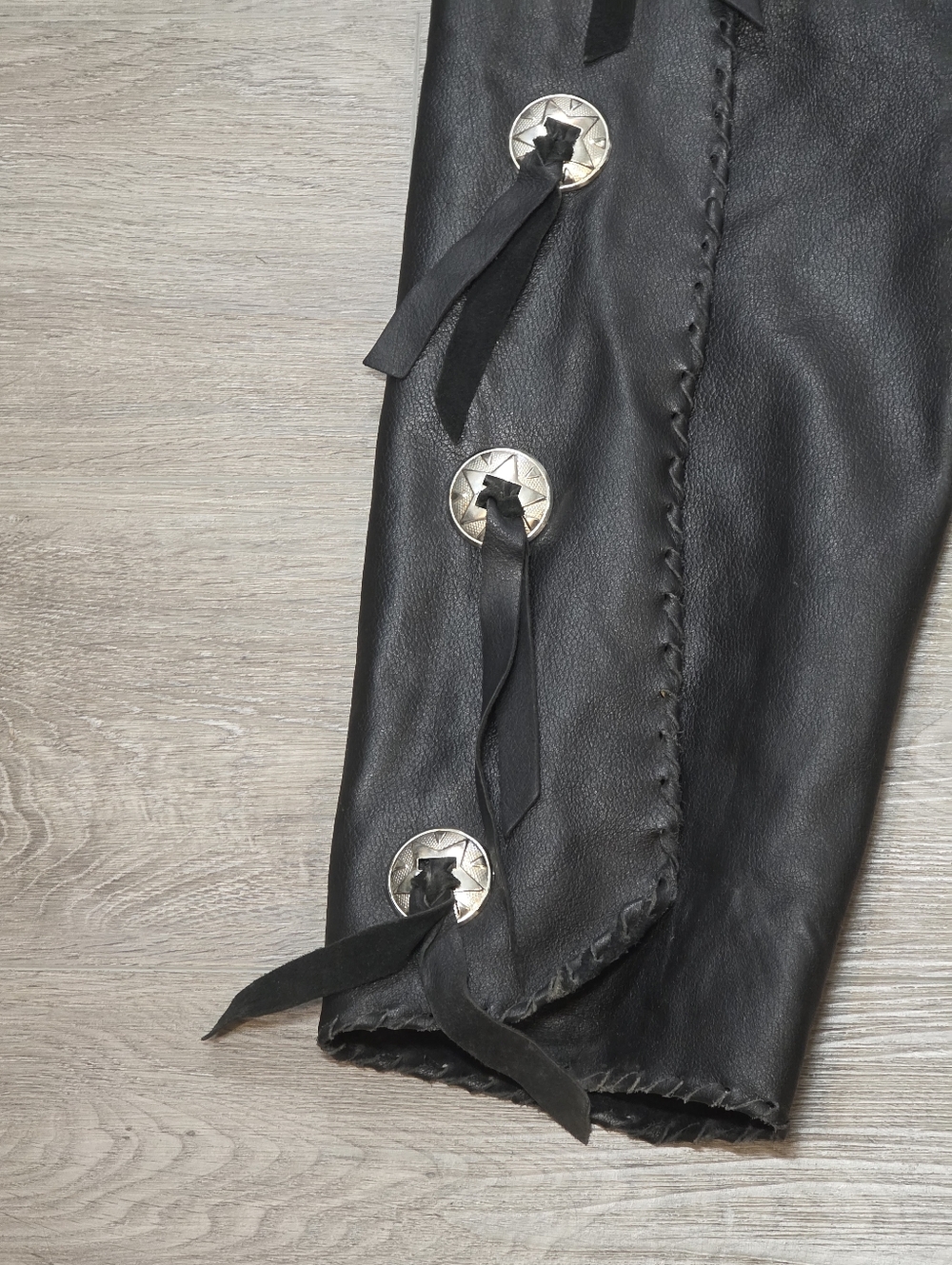 Vintage Heavy Leather Motorcycle/Cowboy Chaps Unisex Sz S-M Conchos Snaps - Picture 4 of 13